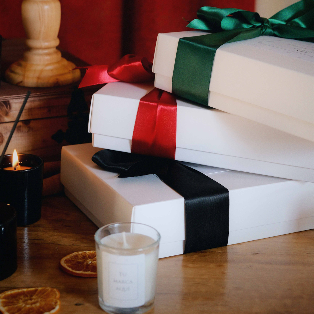 Caja regalo personalizado con lazo + etiqueta logo/diseño | 2 velas personalizadas | Vaso cristal transparente/negro